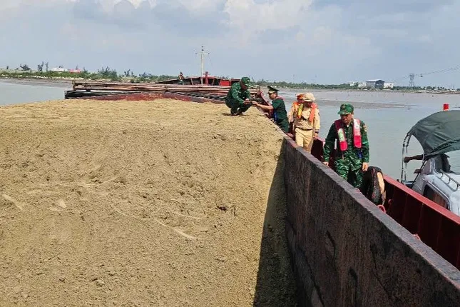 Bắt giữ tàu chở cát không rõ nguồn gốc từ biển vào nội địa ảnh 1