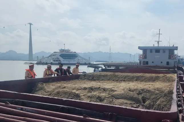 Bắt giữ tàu chở cát không rõ nguồn gốc từ biển vào nội địa ảnh 2