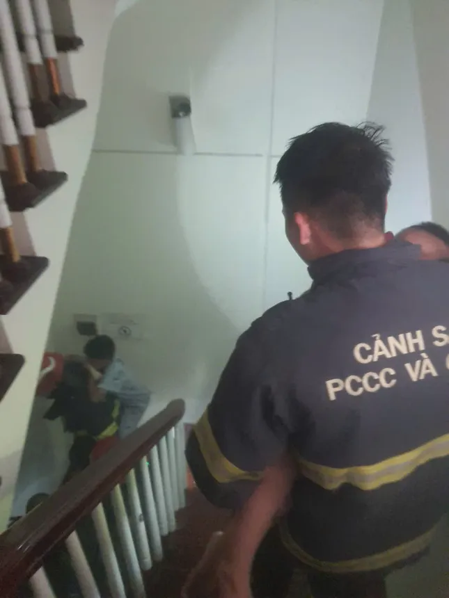 Hà Nội: 7 người thoát nạn trong vụ cháy lúc nửa đêm ảnh 2