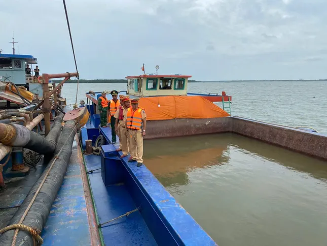 Tạm giữ 17 đối tượng liên quan 5 tàu khai thác, vận chuyển hơn 2.400 m3 cát ảnh 3