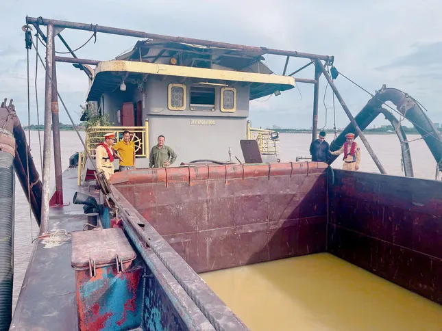 Cảnh sát giao thông vạch trần thủ đoạn hút trộm cát tinh vi trên sông Hồng ảnh 3