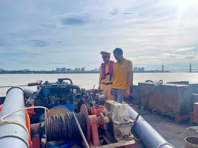 Cảnh sát giao thông vạch trần thủ đoạn hút trộm cát tinh vi trên sông Hồng ảnh 1
