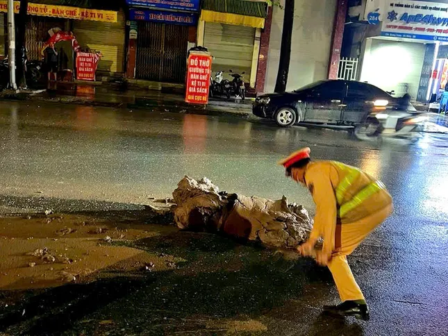 Hà Nội: CSGT 'truy' xe làm rơi đất ra đường, phát hiện thêm lỗi quá tải ảnh 3