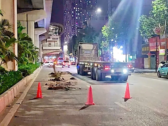 Hà Nội: CSGT 'truy' xe làm rơi đất ra đường, phát hiện thêm lỗi quá tải ảnh 2