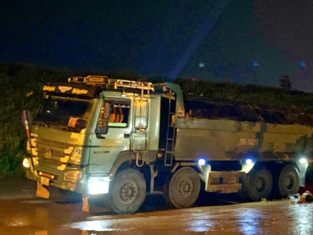 Hà Nội: CSGT 'truy' xe làm rơi đất ra đường, phát hiện thêm lỗi quá tải ảnh 1