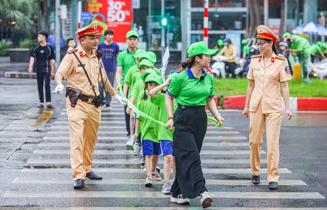 CSGT tăng cường tuyên truyền kỹ năng tham gia giao thông an toàn cho lứa tuổi học sinh ảnh 1