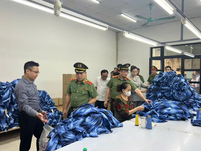 Giám đốc Công an Hà Nội thân chinh kiểm tra thực tế tình hình sản xuất, kinh doanh tại thủ phủ La Phù- Ảnh 1. Giám đốc Công an Hà Nội thân chinh kiểm tra thực tế tình hình sản xuất, kinh doanh tại thủ phủ La Phù- Ảnh 1.