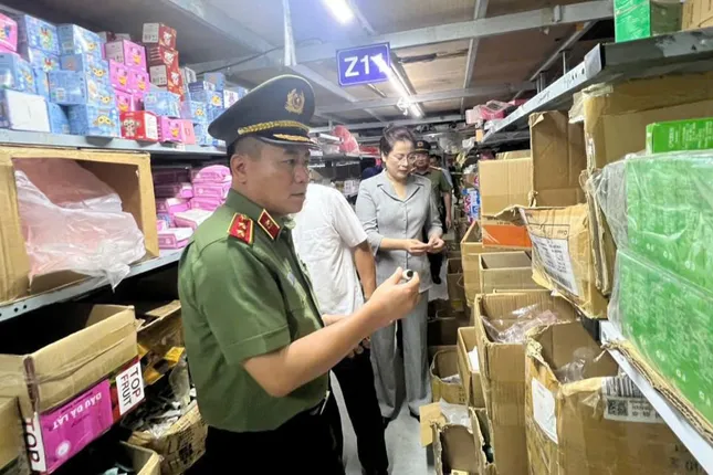Giám đốc Công an Hà Nội thân chinh kiểm tra thực tế tình hình sản xuất, kinh doanh tại thủ phủ La Phù- Ảnh 2. Giám đốc Công an Hà Nội thân chinh kiểm tra thực tế tình hình sản xuất, kinh doanh tại thủ phủ La Phù- Ảnh 2.