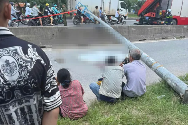 Hà Nội: Cột đèn đổ ra đường, một người tử vong ảnh 1
