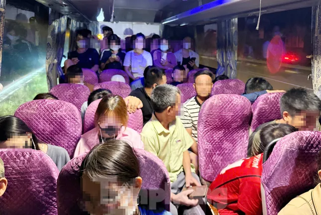 Xe khách 28 chỗ cõng tới 40 người, tài xế đổ lỗi vì &apos;bà con tha thiết muốn được về nhà&apos; ảnh 1
