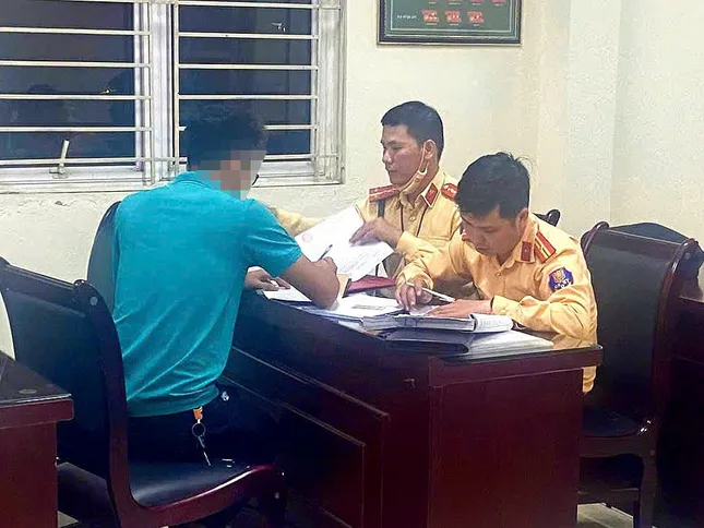 Xử phạt tài xế ô tô bán tải chở 6 cháu bé trên thùng xe ở Đại lộ Thăng Long ảnh 2