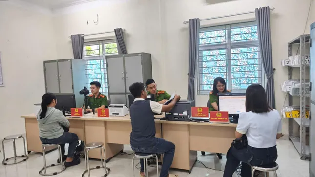 Hình ảnh ngày đầu hoạt động của công an xã, phường mới ở Hà Nội ảnh 7