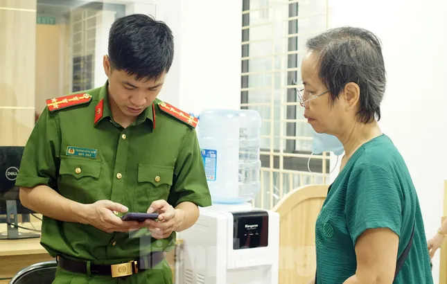 Hình ảnh ngày đầu hoạt động của công an xã, phường mới ở Hà Nội ảnh 3