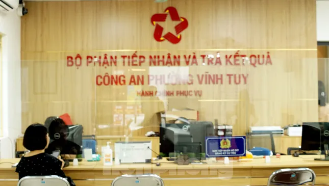 Hình ảnh ngày đầu hoạt động của công an xã, phường mới ở Hà Nội ảnh 2