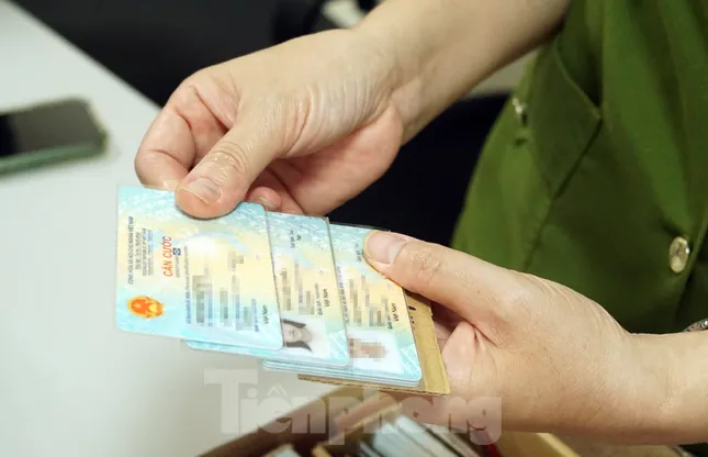 Hình ảnh ngày đầu hoạt động của công an xã, phường mới ở Hà Nội ảnh 6