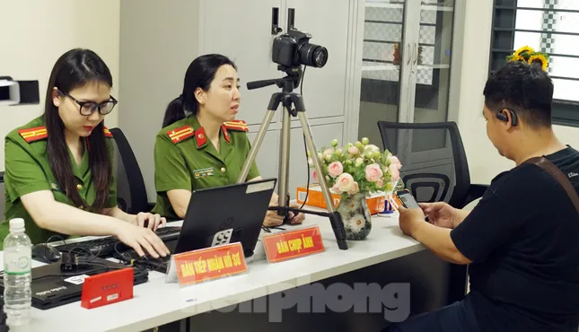 Hình ảnh ngày đầu hoạt động của công an xã, phường mới ở Hà Nội ảnh 4