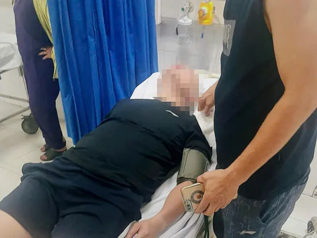 CSGT Hà Nội kịp thời đưa người đàn ông đột quỵ trên ô tô đi cấp cứu ảnh 1