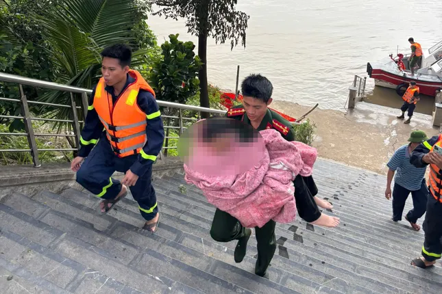 'Nghẹt thở' cảnh cứu nữ sinh nhảy cầu Vĩnh Tuy ảnh 1