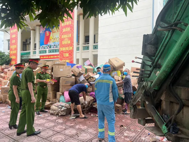 Các hộ kinh doanh tại thủ phủ La Phù tự nguyên giao nộp 25 tấn bánh kẹo để tiêu hủy ảnh 2