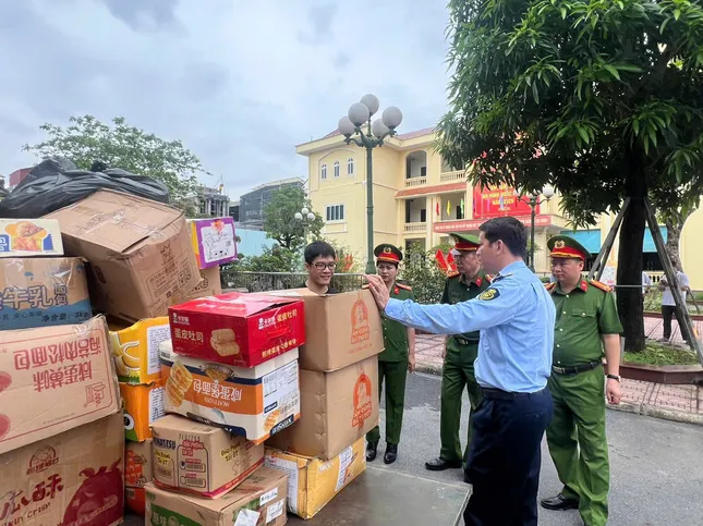 Các hộ kinh doanh tại thủ phủ La Phù tự nguyên giao nộp 25 tấn bánh kẹo để tiêu hủy ảnh 1