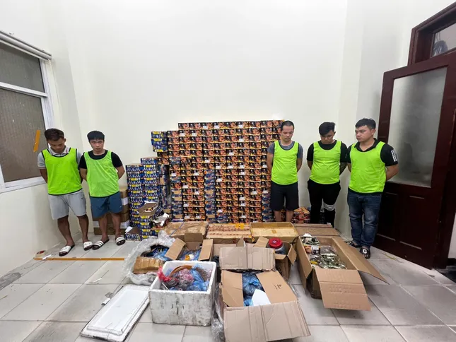 Công an Hà Nội triệt phá đường dây sản xuất, tiêu thụ gần 1 tấn pháo nổ - Ảnh 1. Công an Hà Nội triệt phá đường dây sản xuất, tiêu thụ gần 1 tấn pháo nổ - Ảnh 1.