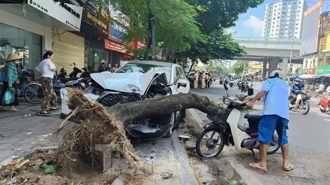Cảnh sát kiểm tra nồng độ cồn, ma túy đối với nữ tài xế ô tô tông loạt xe máy ở Hà Nội ảnh 2