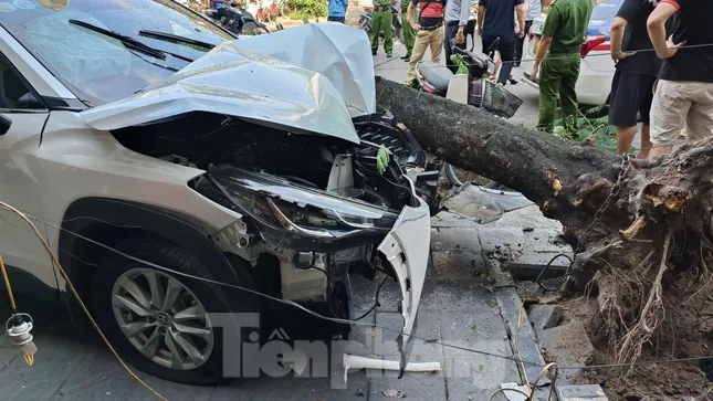 Vụ ô tô tông liên hoàn nhiều xe máy trên phố Trần Đại Nghĩa (Hà Nội): Một nữ nạn nhân 60 tuổi tử vong ảnh 1