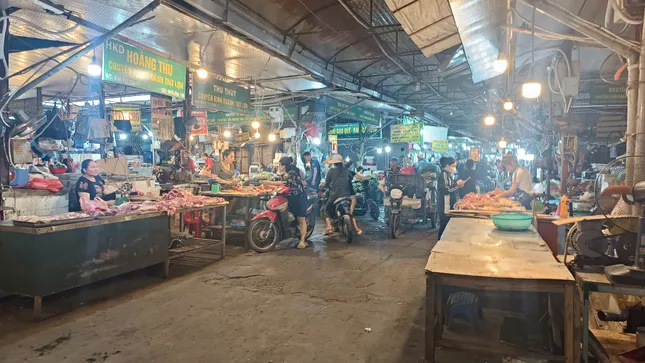 Tiểu thương ở chợ Phùng Khoang bức xúc vì bị 'vạ lây' vụ thịt lợn nhiễm dịch tả lợn châu Phi ảnh 5
