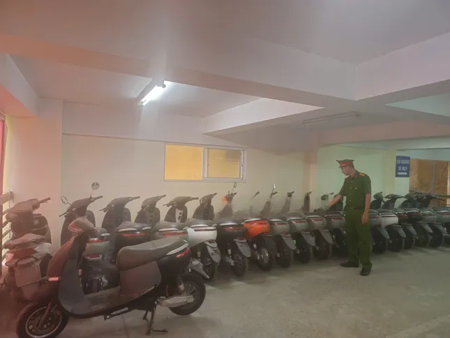 Triệt phá đường dây sản xuất, buôn bán xe máy điện giả ảnh 1
