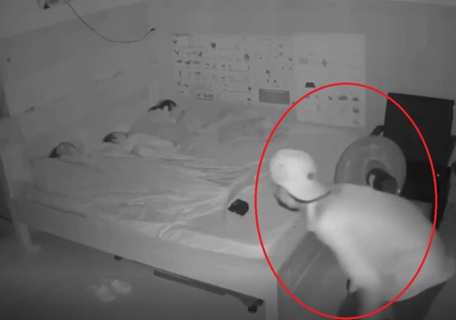 Cảnh tượng thót tim khi người phụ nữ xem lại camera phòng ngủ ảnh 1
