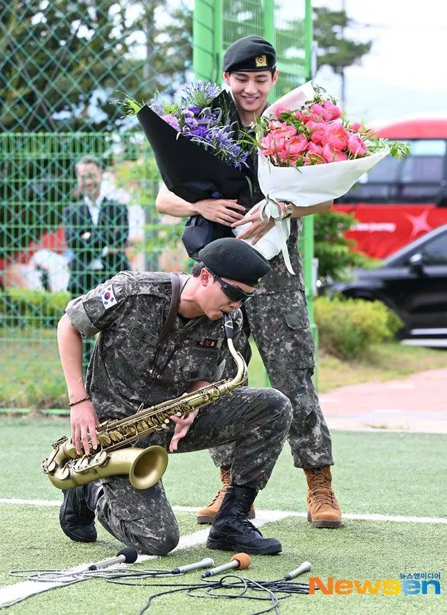 V và RM (BTS) xuất ngũ ảnh 2