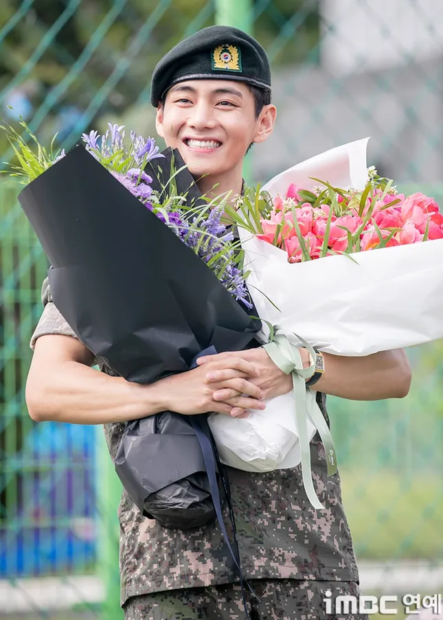 V và RM (BTS) xuất ngũ ảnh 5