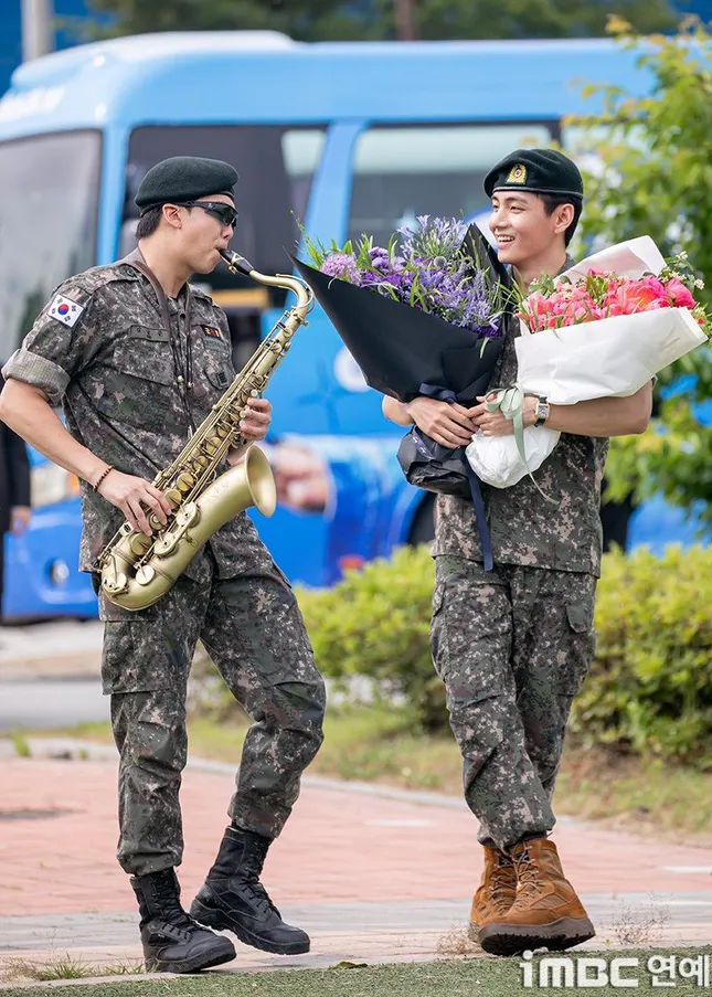 V và RM (BTS) xuất ngũ ảnh 4