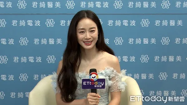 Kim Tae Hee ở tuổi 45 ảnh 1