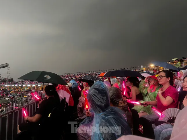 Biển người đổ về Hưng Yên ngày thứ 2, đằm trong mưa giông tầm tã ảnh 1
