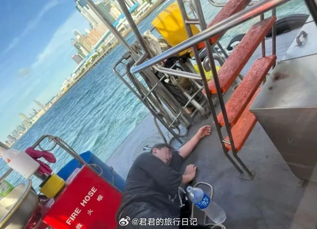 Nam ca sĩ Khương Đào rơi xuống biển ảnh 1