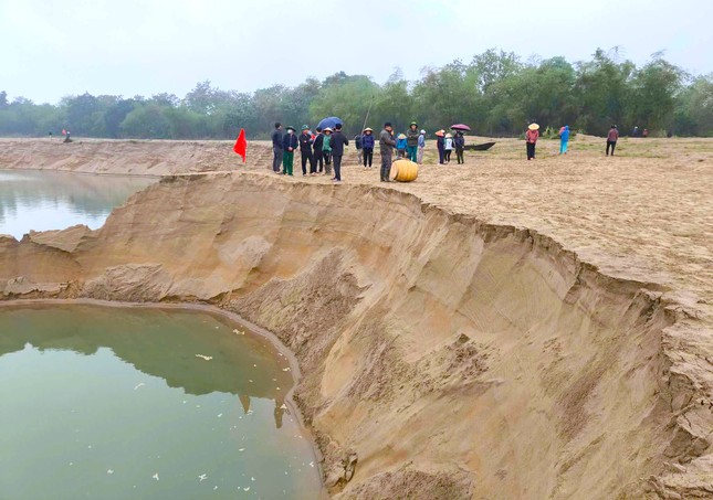 Vụ dân dựng lán phản đối khai thác cát: Doanh nghiệp bị phạt tiền, đình chỉ khai thác ảnh 3