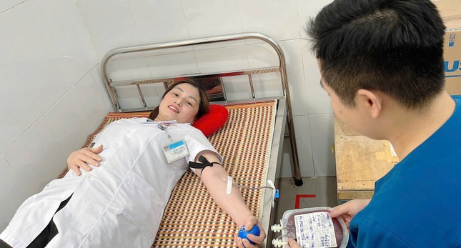 7 y, bác sĩ hiến máu cứu sống bệnh nhân rơi từ vách núi nguy kịch ảnh 1
