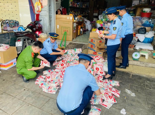 Nghệ An: Phát hiện hơn nửa tấn mì chính nghi giả thương hiệu lớn ảnh 2