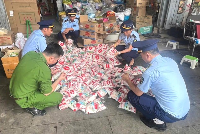 Nghệ An: Phát hiện hơn nửa tấn mì chính nghi giả thương hiệu lớn ảnh 1