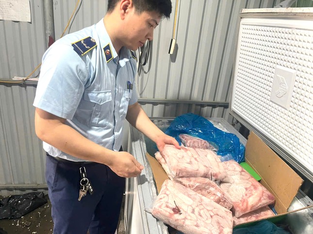 Nghệ An: Phát hiện hơn nửa tấn mì chính nghi giả thương hiệu lớn ảnh 3
