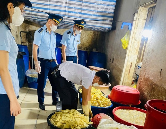 Phát hiện gần nửa tấn chân gà, đuôi lợn không rõ nguồn gốc ở cơ sở thực phẩm sạch ảnh 3
