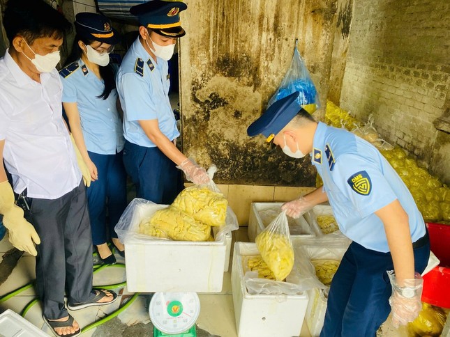 Phát hiện gần nửa tấn chân gà, đuôi lợn không rõ nguồn gốc ở cơ sở thực phẩm sạch ảnh 2