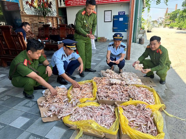Phát hiện gần nửa tấn chân gà, đuôi lợn không rõ nguồn gốc ở cơ sở thực phẩm sạch ảnh 1