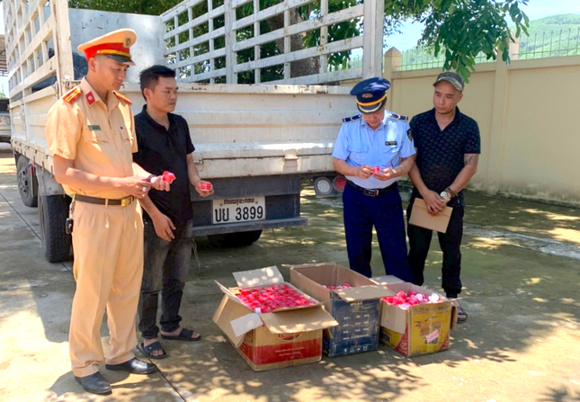 Phát hiện ô tô chở cả nghìn hộp mỹ phẩm nhập lậu không hạn sử dụng ảnh 1
