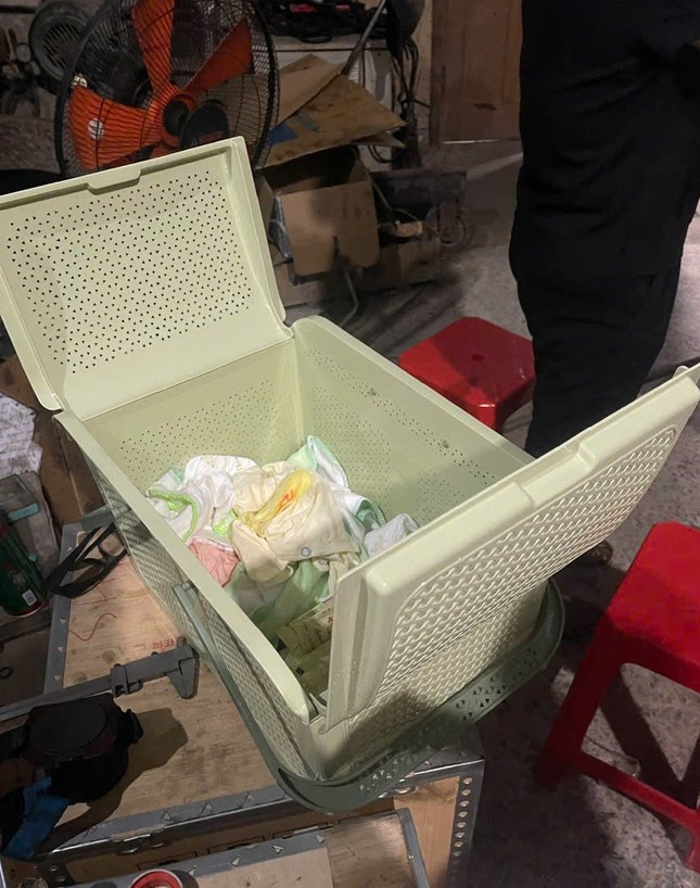 Bé gái sơ sinh bị bỏ lại cùng bức tâm thư trước cổng nhà vợ chồng hiếm muộn ảnh 3