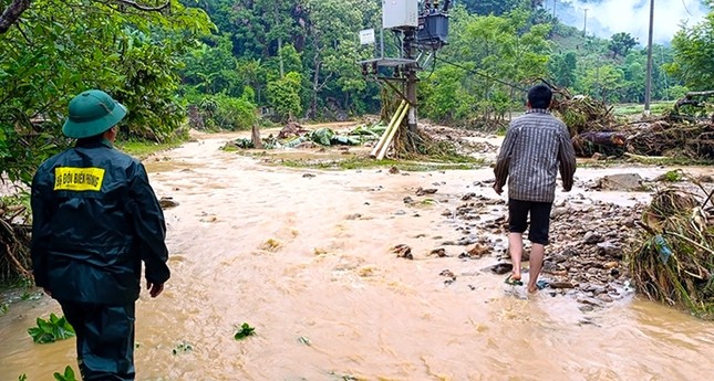 Nghệ An: Nhà bị cuốn trôi, đường ngập bùn sau trận lũ quét dữ dội ảnh 15