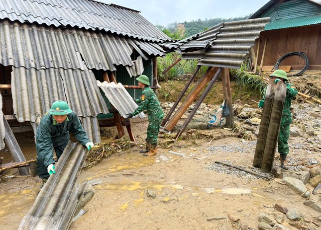 Nghệ An: Nhà bị cuốn trôi, đường ngập bùn sau trận lũ quét dữ dội ảnh 16