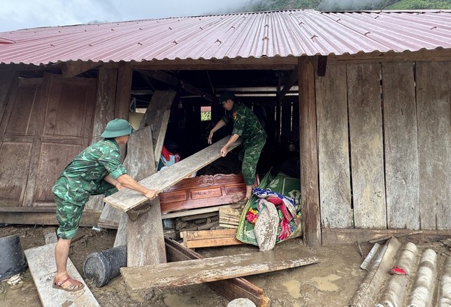 Nghệ An: Nhà bị cuốn trôi, đường ngập bùn sau trận lũ quét dữ dội ảnh 18