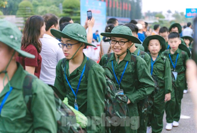 400 chiến sĩ nhí trải nghiệm khóa huấn luyện ‘Học kỳ trong Quân đội’ ảnh 7